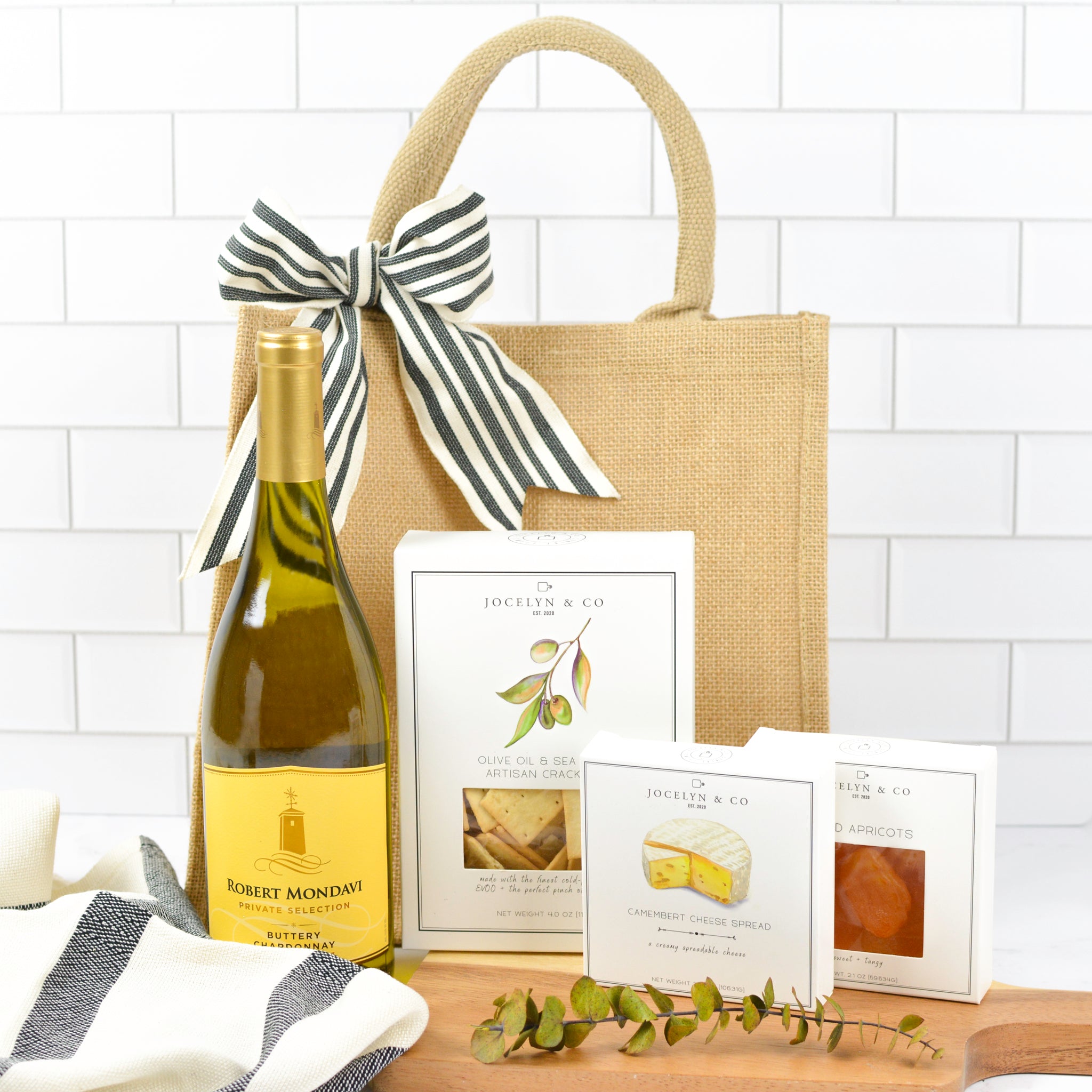 White Wine Happy Hour – White wine with happy hour gourmet snacks
